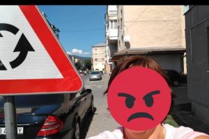 FOTO| Știrea ta: Loc de dat cu capul. Indicator montat prea jos, luat la ţintă de pietoni pe o stradă din Alba Iulia