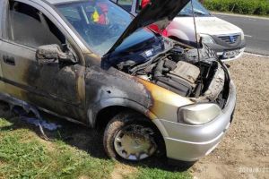 FOTO: O maşină a luat foc din senin, în mers, la Urecheşti. Șoferul a reuşit să iasă la timp din autoturismul în flăcări