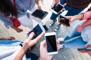 DSP Bihor, despre antenele de telefonie de lângă Liceul Greco-Catolic: Radiaţiile sunt nesemnificative în comparaţie cu cele transmise de telefoanele elevilor
