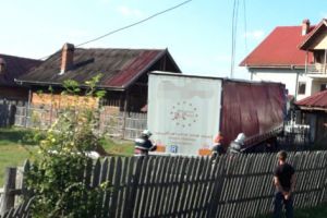 TIR scăpat de sub control la Stâlpeni
