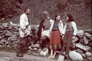 De la „nene“ şi „dom’le“ la „tovarăşe“ – Ce forme de salut şi apelative s-au folosit de-a lungul timpului, în zonele rurale