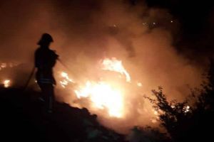FOTO: INCENDIU de vegetaţie uscată în Alba Iulia. Intervenţie a pompierilor pe strada Albac din municipiu