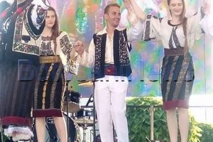 FOTO Artistul din Botoşani cu voce de aur care a luat calea străinătăţii pentru a-şi îndeplini visul. De la mama sa a moştenit iubirea pentru muzica populară