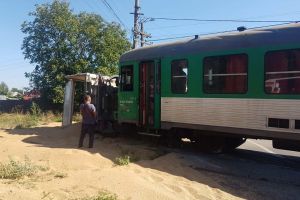 VIDEO O cameră de supraveghere a suprins momentul producerii accidentului feroviar de la Dorohoi. Şoferul camionului nu a dat semne că ar vrea să oprească