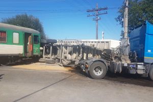 FOTO! Accident feroviar la Dorohoi! Un tren a deraiat după ce a intrat în plin într-un camion