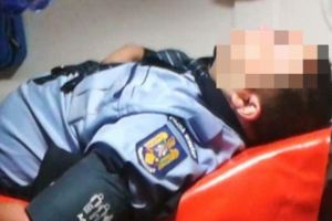 VIDEO Poliţist izbit violent de o maşină. Are ambele picioare rupte