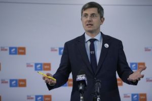 Lumeapolitica.ro: Fosta firmă a lui Dan Barna a umplut simpatizanţii USR de bani europeni