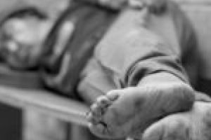 Maidanezi cu două picioare! Locuri de joacă, invadate de oameni ai străzii, buruieni şi gunoaie