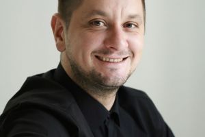 Celebrul actor Octavian Strunilă: Mă întorc la mine acasă după 19 ani! Eu când am plecat din Dorohoi, în anul 2000, la Sala Teatrului se juca… volei”