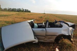 FOTO Tragedie! Un tânăr de 21 de ani a murit, iar o fată de 15 ani a fost rănită după ce s-au răsturnat cu un BMW