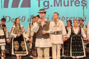 INTERVIU cu Cosmin Cotârlă, solist de muzică populară: „Am copilărit prin tradiţii şi obiceiuri”