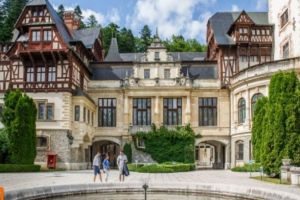 Fântâna centrală de la Castelul Peleş redevine funcţională, în urma lucrărilor de reabilitare efectuate de Veolia România