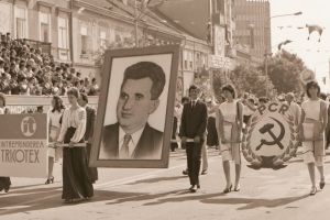 IMAGINI RARE. Chipul lui Ceauşescu, pe hotelul Dacia. Defilare de 23 august