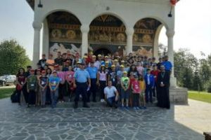 Jandarmii s-au alaturat copiilor care au vizitat Manastirea ,,Sfantul Prooroc Ilie-Dealul Mare” din Coroieni