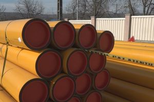 Lucrări la reţeaua de distribuţie a gazelor naturale pe mai multe străzi din Botoşani. Se înlocuiesc conductele vechi, iar lucrarea este de durată