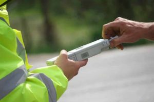 Băut şi fără permis, un tânăr din Aiud a ieşit la plimbare cu maşina. Poliţiştii l-au oprit, înainte de a provoca o tragedie