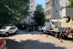 Constanta: Interventie de urgenta pentru a inlatura o bucata de tabla desprinsa de pe un acoperis