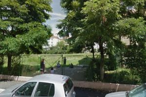 Bătaie în curtea şcolii la Sibiu – Un copil de 13 ani a fost ameninţat cu un cuţit