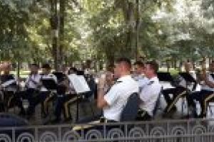 Primăria Municipiului Craiova invită craiovenii melomani sâmbătă, 24 august 2019, cu începere de la ora 11.00, în Parcul Nicolae Romanesc, zona Foişor, pentru a se bucura de muzica de promenadă interpretată de Garnizoana Craiova