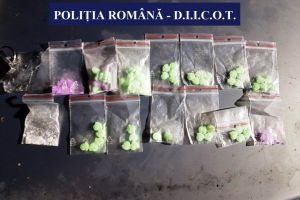 Flagrant delict: Barbati surprinsi comercializand droguri de risc si mare risc intr-un club din Mamaia