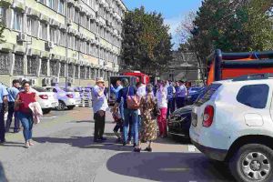 FOTO Alertă la Inspectoratul Judeţean de Poliţie Botoşani. Desfăşurare impresionantă de forţe! Mai multe persoane evacuate