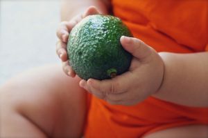 Părinţii vegani ai unei fetiţe subnutrite, decăzuţi din drepturi