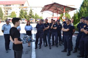 FOTO Elevii olimpici sibieni în vizită la ISU Sibiu – Și-au prezentat robotul pompier creat de ei