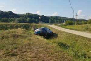 Accident la Nimigea: Două fete, de 4 şi 13 ani, duse la spital. Șoferul a fugit de la locul accidentului