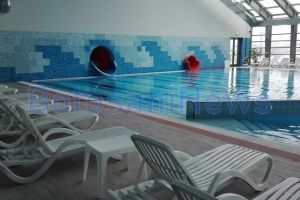 FOTO Distracţie terminată prost. Mai multe persoane s-au plâns că s-au tăiat la piscina de la Cornişa