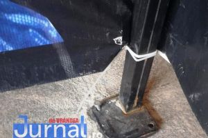 FOTO-VIDEO: SCANDALOS! Plăcile noi de granit din Piaţa Unirii, găurite cu AVIZUL Primăriei!