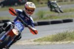 Campioni de mici! Doi fraţi lugojeni de 6 şi 8 ani, cei mai buni în campionatul de supermoto viteză