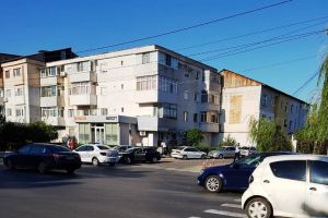 EXCLUSIV-VIDEO: A oprit maşina în mijlocul intersecţiei şi… s-a culcat