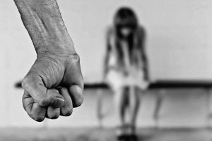 Două adolescente au obţinut ordin de protecţie împotriva taţilor agresivi