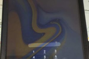 FOTO: Tabletă Samsung, găsită de un localnic în Teleac. Persoana care îşi recunoaşte bunul este aşteptată la Poliţie