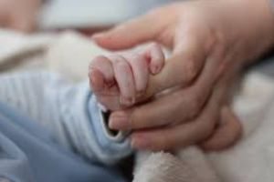 Un tânăr de 21 de ani a omorât în bătaie o fetiţă de 2 ani, copilul iubitei sale