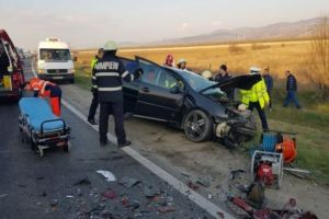 Accident VIOLENT pe DN1: O maşină şi un TIR s-au lovit frontal - Două victime. Traficul este blocat pe ambele sensuri de mers