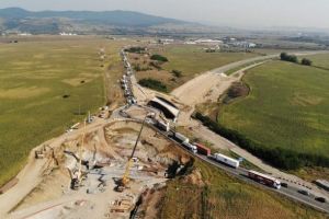 FOTO: Blocaj la intrarea în Alba Iulia dinspre Sebeş. Lucrările sunt oprite pe timpul zilei, la fel şi traficul rutier