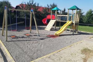 Primăria Dărmăneşti a amenajat spaţii de joacă noi în două locaţii din comună
