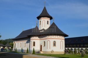 Trei arhierei au sfinţit biserica Schitului Marginea