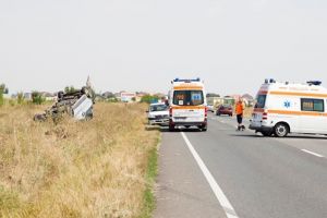 Două persoane la spital după ce un şofer s-a răsturnat cu maşina în afara şoselei, în Timiş