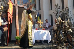 Vineri a fost sfinţită crucea înaltă de 3,5 metri care va fi montată pe Turnul Unirii, ...