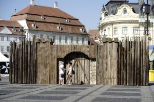 FOTO Blestemul Vrăjitoarei Despina cuprinde Sibiul – A început Festivalul Medieval „Cetăţi Transilvane”