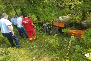 Bărbat strivit sub tractorul cu care s-a răsturnat