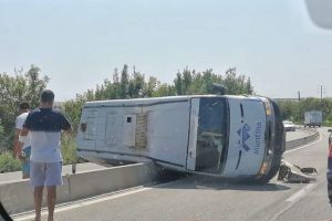 Circulatie blocata pe D.N 39, la iesire din localitatea 23 August. O dubita s-a rasturnat pe carosabil
