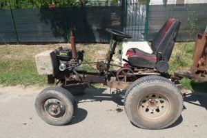 Un motocultor improvizat a facut doua victime, pe un drum din Prahova