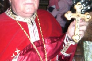 Părintele Marioara nu mai e la biserică, dar face sfeştanii la domiciliu!