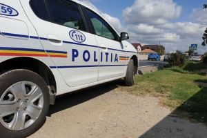 Cu ochii după case, a făcut accident!