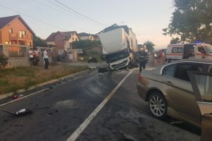 FOTO Accident mortal la Șura Mare – O maşină s-a izbit de un TIR