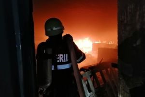 Casă în flăcări la Mediaş – Intervin pompierii