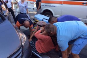 Bătrână lovită de un autoturism pe trecere de pietoni, în centrul Rădăuţiului